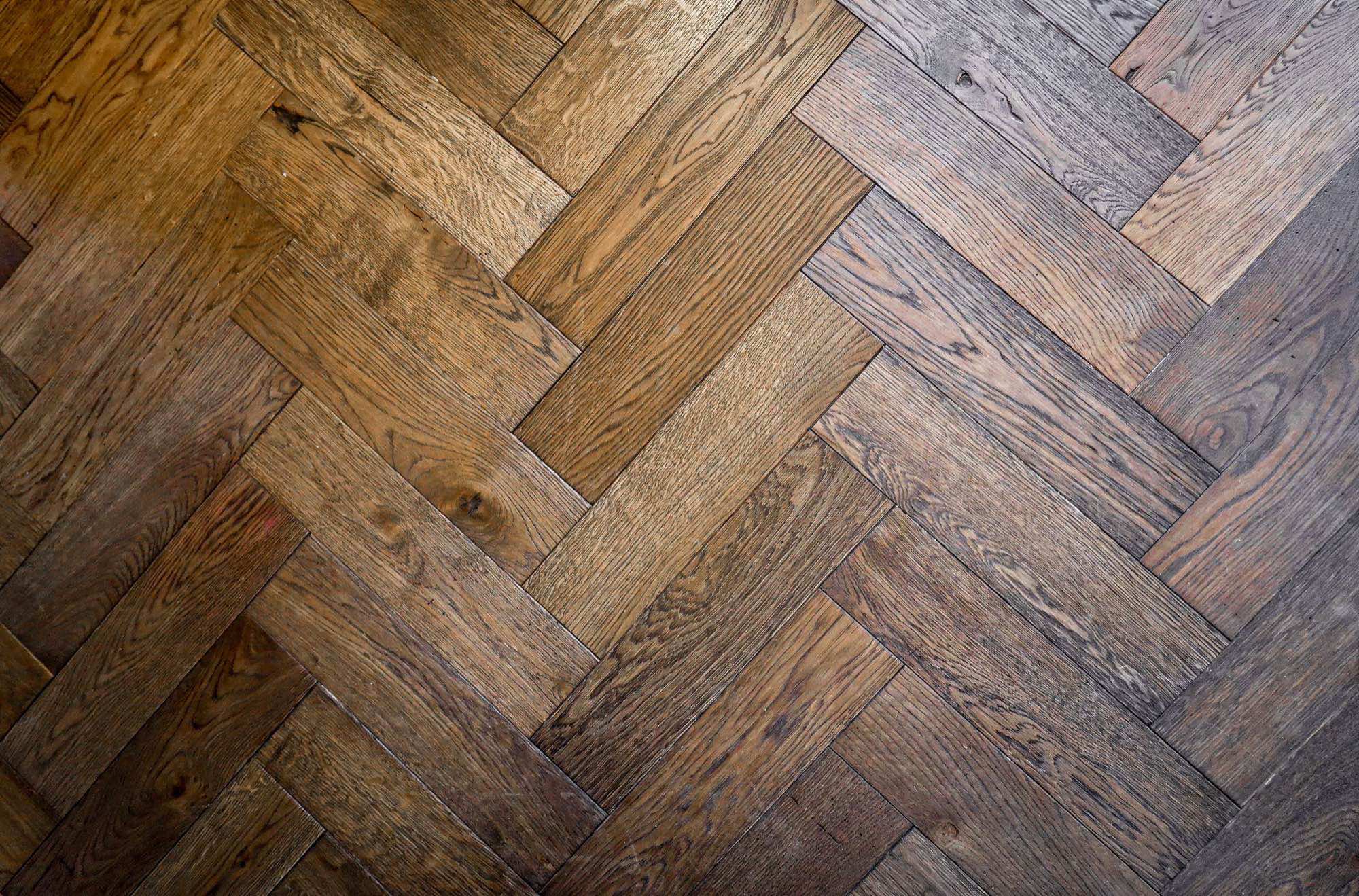 Posa di un pavimento in parquet, dettaglio della posa a spina di pesce